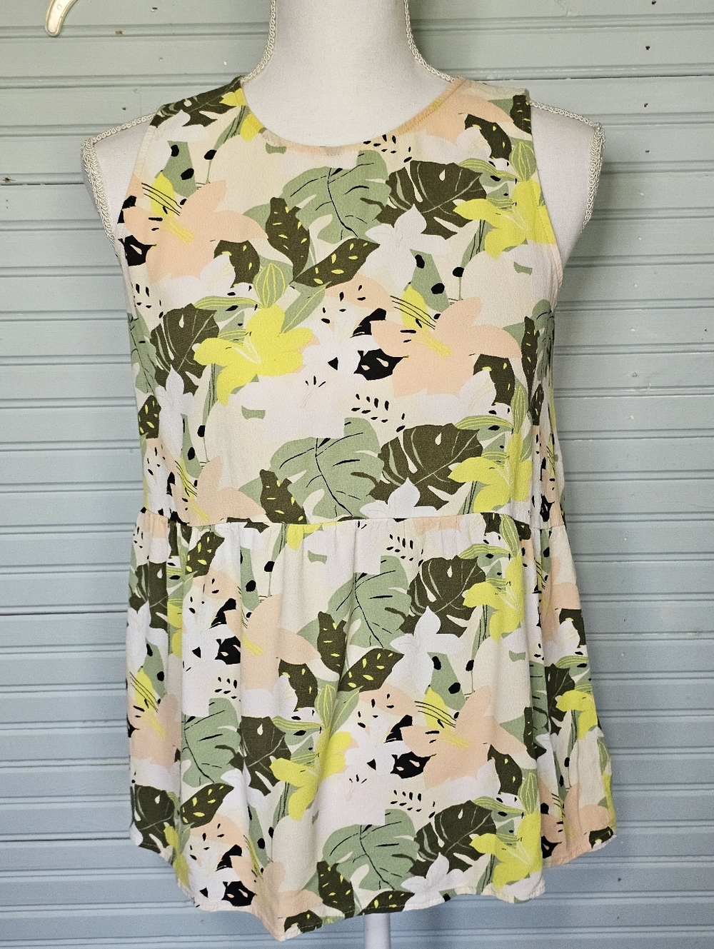 Loft‎ Tropical Leaf Floral Green Yellow Peplum  Button-back Tank Top Size XS